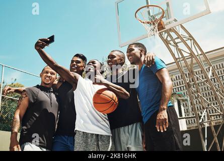 Selfie da basket, squadra di persone nere per il gioco, la concorrenza o i social media all'aperto dopo l'aggiornamento su blu cielo mock up. Influencer gruppo sportivo di uomini Foto Stock