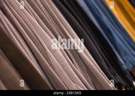 Primo piano sulla selezione di sfondo motivo tessile per pantaloni uomo, non sono visibili persone. Foto Stock