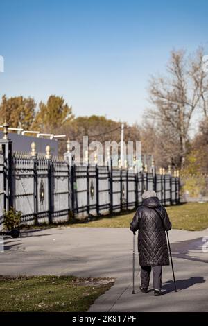 Mosca, Russia - 14 ottobre 2022: Donna impegnata nel nordic walking nel parco. nordic walking. Foto Stock