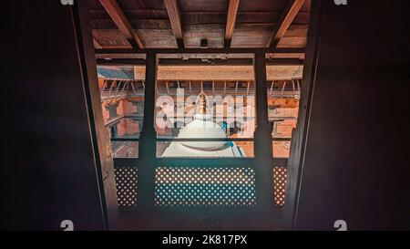 Vista da una delle finestre sul cortile interno dal Patan Museum in Nepal Foto Stock