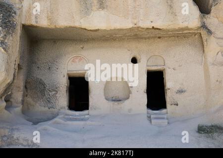 abitazioni in grotta scavate nel tufo nel museo all'aperto di goreme, Cappadocia, Anatolia, Turchia Foto Stock