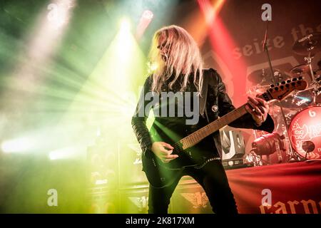 Oslo, Norvegia. 18th, ottobre 2022. La band heavy metal britannica Saxon esegue un concerto dal vivo al Rockefeller di Oslo. Qui il chitarrista Doug Scarratt è visto dal vivo sul palco. (Photo credit: Gonzales Photo - Terje Dokken). Foto Stock