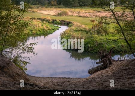 Inizio dell'autunno sul fiume Grabia illuminato dal sole, Polonia. Foto Stock