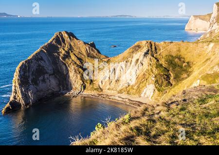 Vista su Man o'War Beach nel Dorset guardando verso Bat's Head all'alba. Foto Stock