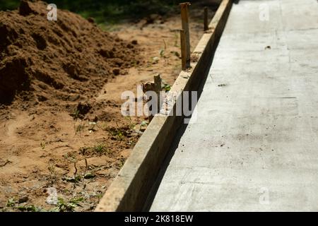 Cassaforma in cantiere. Cemento versato. Dettagli di costruzione. Versato calcestruzzo in telaio di legno. Foto Stock