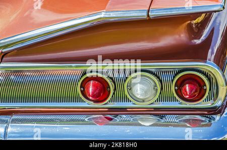 Le luci posteriori e il lavoro cromato di una Chevrolet Impala del 1960 Foto Stock