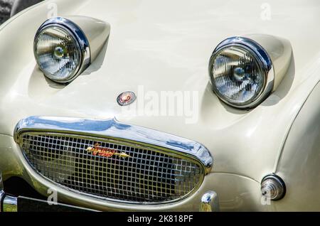 Vista frontale di un Austin Healey Sprite bianco che mostra i classici fari "a occhio di rana" Foto Stock