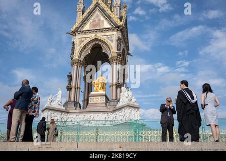 Giovani laureati di talento dell'Imperial College celebrano il loro successo educativo con amici e famiglie sotto l'Albert Memorial dopo la cerimonia di laurea alla Royal Albert Hall, il 19th ottobre 2022, a Londra, Inghilterra. Foto Stock