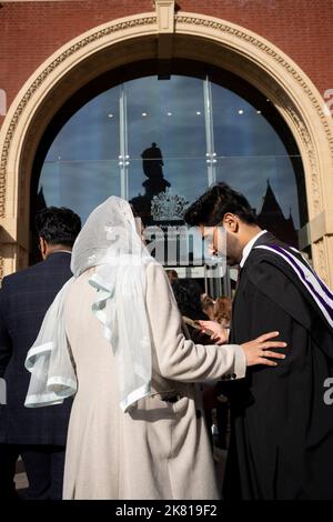 Giovani laureati di talento dell'Imperial College celebrano il loro successo educativo con amici e famiglie dopo la cerimonia di laurea alla Royal Albert Hall, il 19th ottobre 2022, a Londra, in Inghilterra. Foto Stock