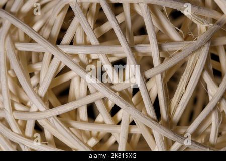 una palla tessuta da una vite di bambù di legno su uno sfondo nero Foto Stock