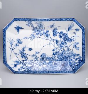 Antico piatto ottagonale bianco e blu di porcellana Seto giapponese / vassoio c.. Meiji periodo Foto Stock