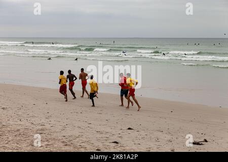 Bagnini sulla spiaggia di Muizenberg Foto Stock