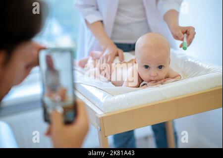 Il bambino è esaminato da un medico neonatale in una clinica Foto Stock
