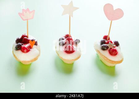 mini torte con frutti di bosco e cottage. festa decorazione con cuori. Regalo di San Valentino per le vacanze Foto Stock