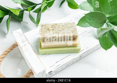 Saponette naturali organiche. Cosmetici fatti in casa, centro benessere ecologico, concetto di bellezza per la cura della pelle. Piccola impresa, idea di shopping etica nel trend presentati Foto Stock