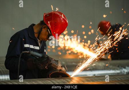 HUAI'AN, CINA - 20 OTTOBRE 2022 - i lavoratori lavorano tubi in acciaio senza saldatura in una linea di produzione a Huai 'an, provincia di Jiangsu, Cina, 20 ottobre 2022. Foto Stock