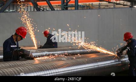 HUAI'AN, CINA - 20 OTTOBRE 2022 - i lavoratori lavorano tubi in acciaio senza saldatura in una linea di produzione a Huai 'an, provincia di Jiangsu, Cina, 20 ottobre 2022. Foto Stock