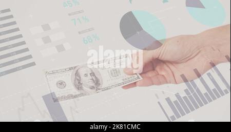 Composito di più grafici sopra mano ritagliata di uomo caucasico che ci tiene conto del dollaro, copia spazio Foto Stock