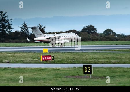 Un Bombardier Challenger 605 9H-VFF Vista Jet decollo dalla pista all'aeroporto di Newquay in Cornovaglia nel Regno Unito. Foto Stock