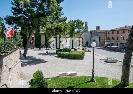 Fano, Italia - 06-22-2022: Il Pincio di Fano con le antiche mura romane Foto Stock