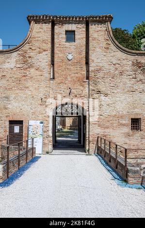 Fano, Italia - 06-22-2022: La bellissima Fortezza Malatesta di Fano Foto Stock