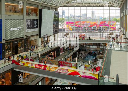 All'interno del Shoppes a Marina Bay Sands Foto Stock