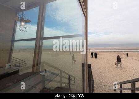 Riflessione in una finestra del padiglione della spiaggia Lage Duintjes vicino Oostkapelle sulla penisola Walcheren, Zeeland, Paesi Bassi. Spiegelung am Strandpavi Foto Stock