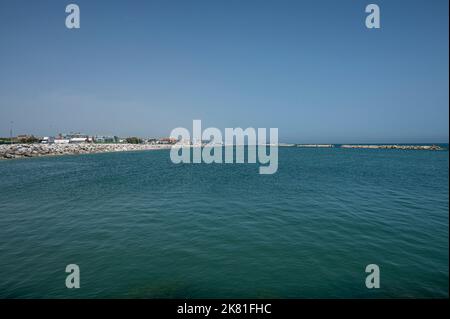 Fano, Italia - 06-22-2022: La spiaggia della sassonia di Fano Foto Stock