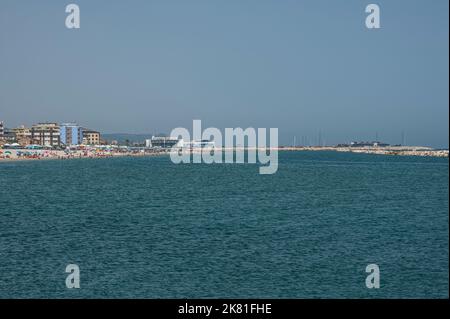 Fano, Italia - 06-22-2022: La spiaggia della sassonia di Fano Foto Stock