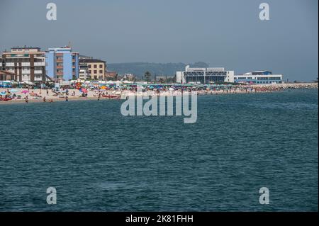 Fano, Italia - 06-22-2022: La spiaggia della sassonia di Fano Foto Stock