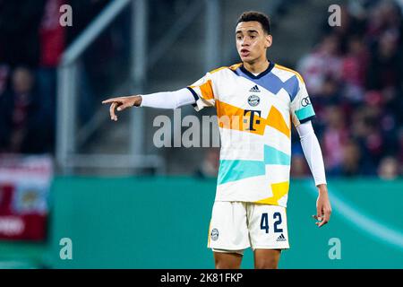 Augusta, Germania. 19th Ott 2022. Calcio: DFB Cup, FC Augsburg - Bayern Monaco, 2nd° round, WWK Arena. I gesti Jamal Musiala di Monaco. Credit: Tom Weller/dpa - Nutzung nur nach schriftlicher Vereinbarung mit der dpa/Alamy Live News Foto Stock