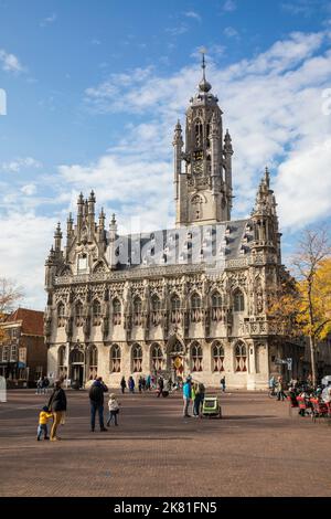 Middelburg sulla penisola Walcheren, il municipio gotico presso la piazza del mercato, Zeeland, Paesi Bassi Middelburg auf Walcheren, das gotische Rathaus A. Foto Stock