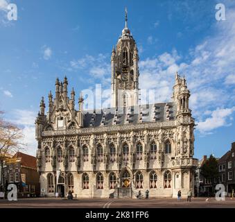 Middelburg sulla penisola Walcheren, il municipio gotico presso la piazza del mercato, Zeeland, Paesi Bassi Middelburg auf Walcheren, das gotische Rathaus A. Foto Stock