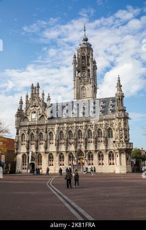 Middelburg sulla penisola Walcheren, il municipio gotico presso la piazza del mercato, Zeeland, Paesi Bassi Middelburg auf Walcheren, das gotische Rathaus A. Foto Stock