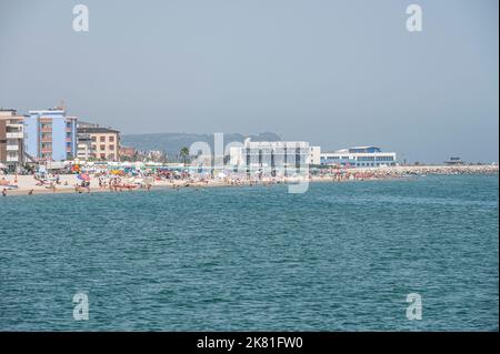 Fano, Italia - 06-22-2022: La spiaggia della sassonia di Fano Foto Stock