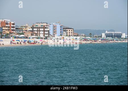 Fano, Italia - 06-22-2022: La spiaggia della sassonia di Fano Foto Stock