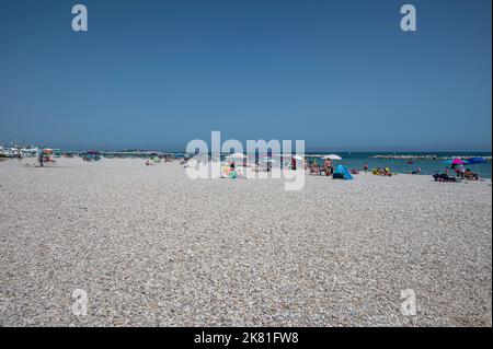 Fano, Italia - 06-22-2022: La spiaggia della sassonia di Fano Foto Stock