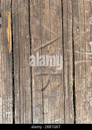 Primo piano verticale di tavole orizzontali rustiche di legno marrone con graffi, perfetto per lo sfondo Foto Stock