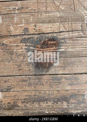 Primo piano verticale di tavole orizzontali rustiche di legno marrone con graffi, perfetto per lo sfondo Foto Stock