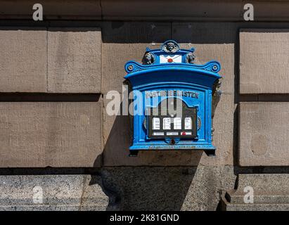 Historical Blue Mailbox, ufficio postale principale di Potsdam, Brandeburgo, Germania Foto Stock