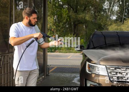 Ama la sua auto. Uomo lavaggio auto. Foto Stock