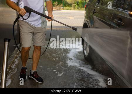 Ama la sua auto. Uomo lavaggio auto. Foto Stock