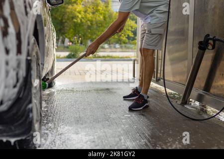 Ama la sua auto. Uomo lavaggio auto. Foto Stock