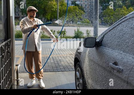 Ama la sua auto. Uomo lavaggio auto. Foto Stock