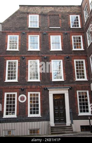 La casa del dottor Johnson è una delle poche case residenziali della sua epoca ancora sopravvissute nella città di Londra. Costruita intorno al 1700, era la sua casa e il suo posto di lavoro. Foto Stock