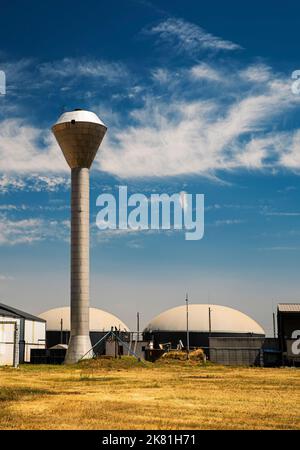 Impianto di biogas simbolo di energia alternativa con torre d'acqua Foto Stock