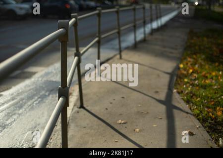 Corrimano su strada. Barriera pedonale. Recinzione lungo la strada. Dettagli della scherma. Foto Stock