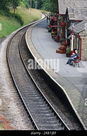 La linea ferroviaria CurVer che conduce attraverso la stazione di Haworth sulla ferrovia di Keighley & Worth Valley Foto Stock