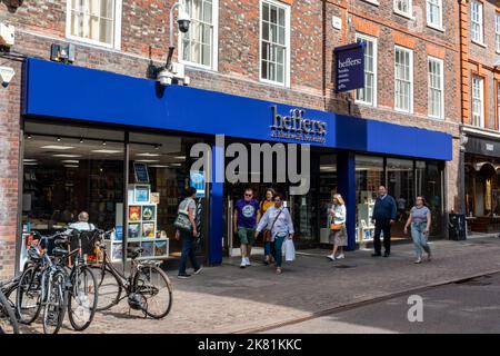 Una vista esterna della libreria Heffers su Trinity Street, Cambridge, Regno Unito. Foto Stock