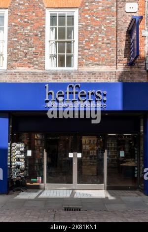 Una vista esterna della libreria Heffers su Trinity Street, Cambridge, Regno Unito. Foto Stock